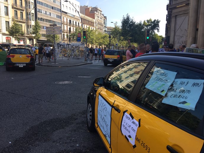 Un taxi ocupa el carrer entre el Passeig de Gracia i Gran Via 