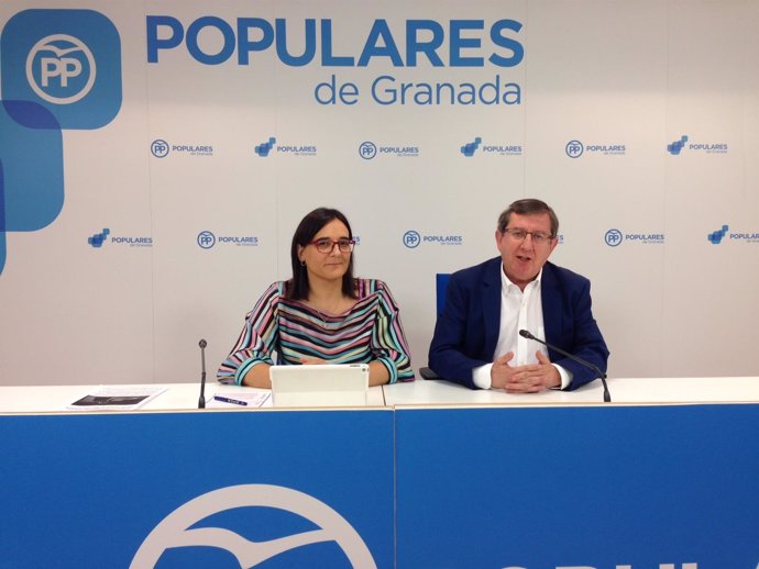María José Martín y Luis González, del PP de Granada, en rueda de prensa