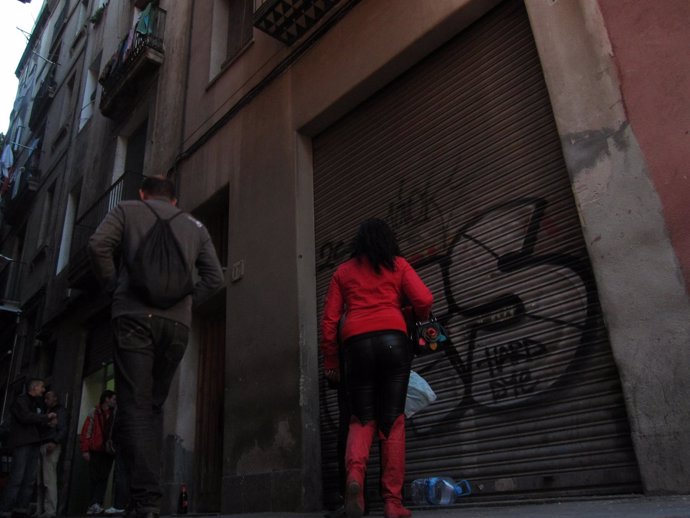 Prostitución en la calle Robadors, en el barrio del Raval de Barcelona