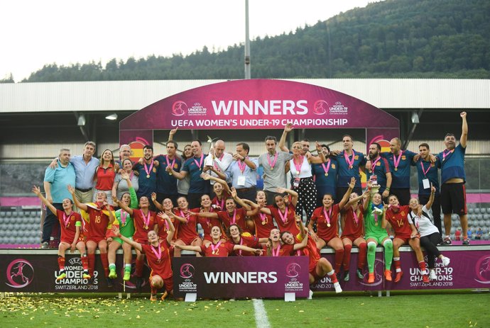 La selección femenina Sub-19 celebra su título de campeonas de Europa