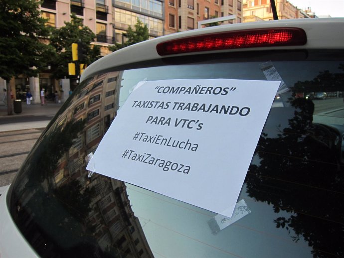 Uno de los taxis que han protestado esta tarde en Zaragoza