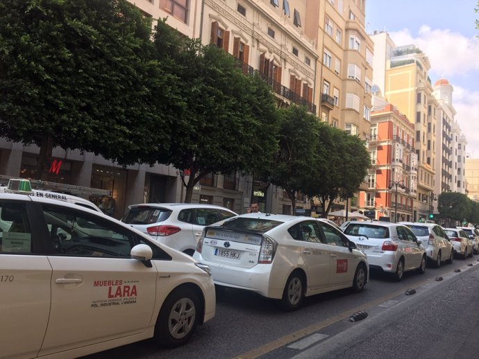 Paro de taxistas en la Calle Colón de València