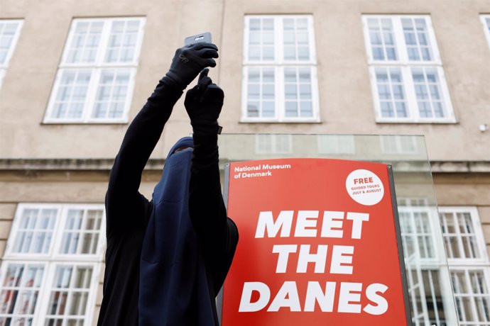 Ayah, de 37 años, luce el niqab frente al Museo Nacional de Dinamarca