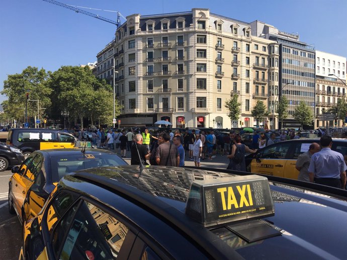 Taxistas ocupan la Gran Via de Barcelona para reclamar la ratio 1/30 