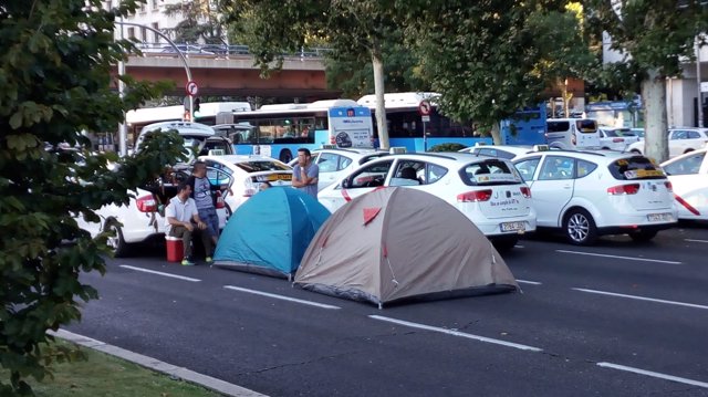 Taxistas acampados en el Paseo de la Castellana en Madrid por la huelga del taxi