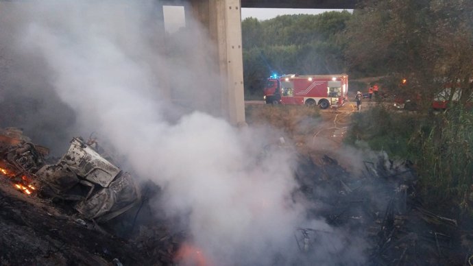 El camión ha caído por un puente de la A-2, en Fraga, y se ha incendiado
