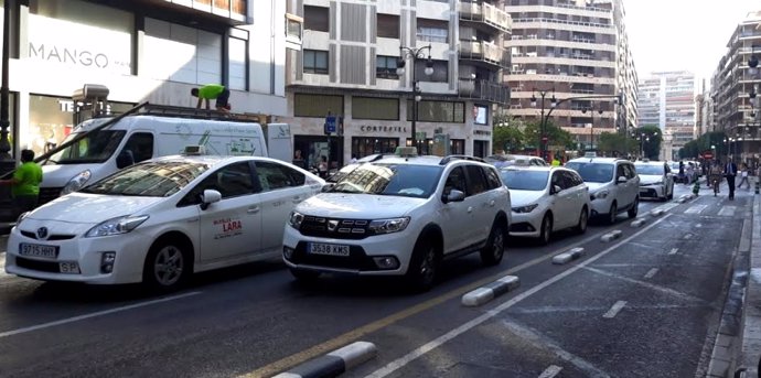 Taxis en el carrer Colón de València