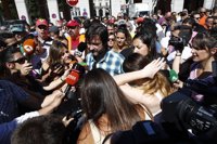 Taxistas se concentran frente a Fomento y esperan un mensaje de "coherencia" tras la reunión con VTC