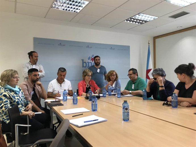 Trabajadores del 061 en una rueda de prensa con el BNG