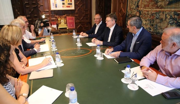 Reunión para tratar la situación por la huelga del taxi