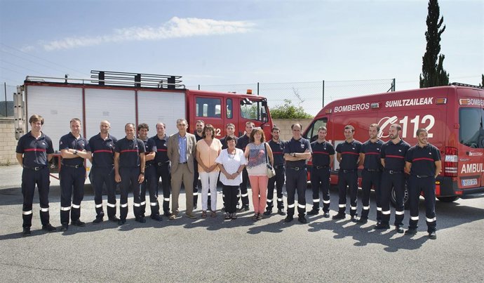Beaumont, junto a los directores y los nuevos bomberos.