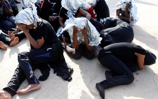 Migrantes devueltos a una base naval de Trípoli