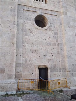 Imagen de la puerta afectada por el fuego 31-7-2018