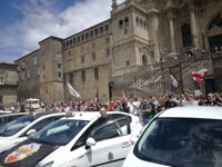 Un centenar de taxistas de toda Galicia protestan en Santiago para pedir "que se cumpla la ley" con los VTC