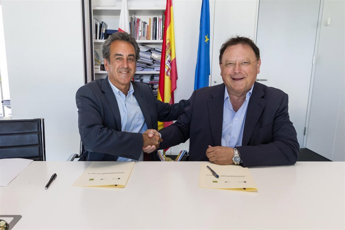 El consejero Francisco Martín y presidente de Asociación Turismo Rural