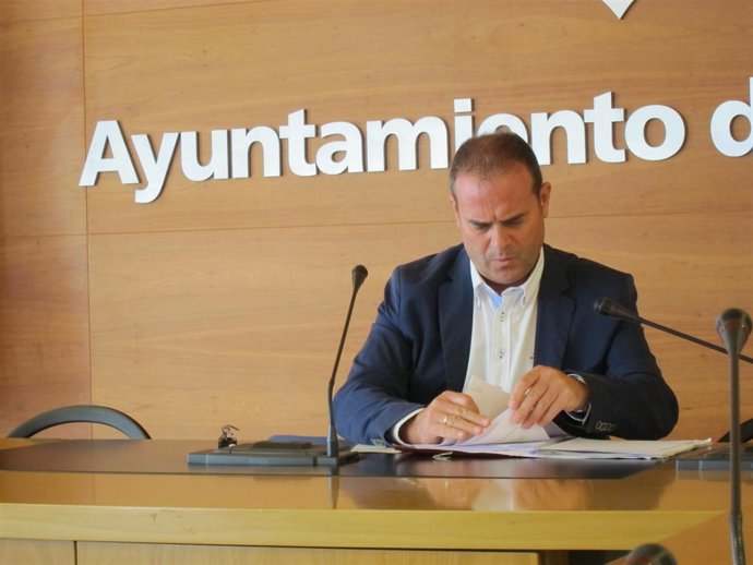 Francisco Iglesias, antes de su comparecencia.                               