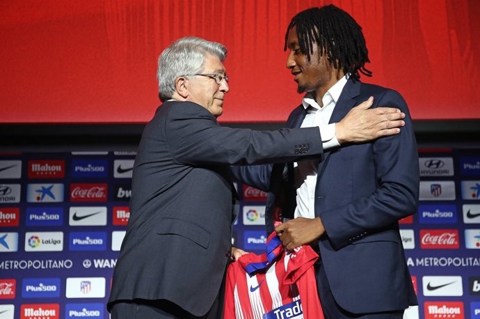 Enrique Cerezo abraza a Gelson Martins