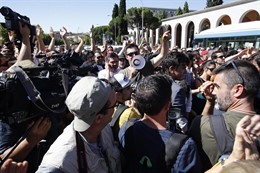 Taxistas se concentran en el Paseo de la Castellana de Madrid frente al Minister