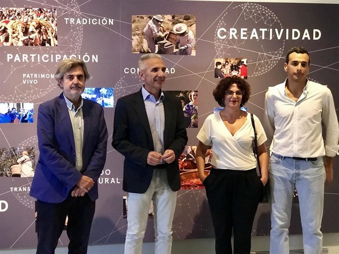 El consejero de Cultura inaugura un exposición en el museo de artes y costumbres