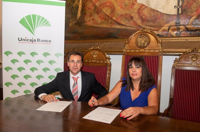 Firma del convenio entre Unicaja Banco y la UGR
