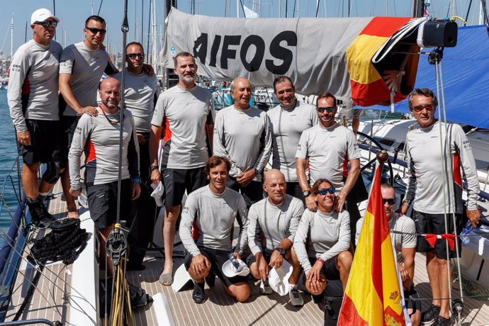 El Rey Felipe posa con su tripulación a bordo del Aifos 500 