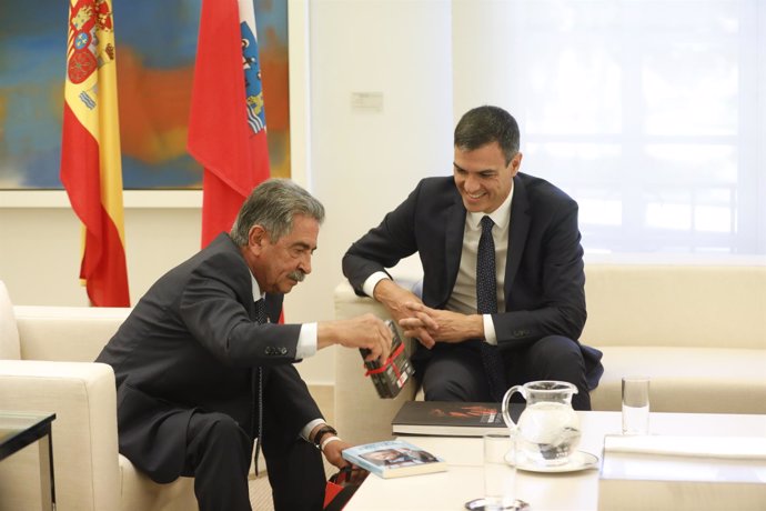 El presidente del Gobierno, Pedro Sánchez, recibe al presidente del Gobierno de 