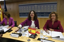 La ministra de Hacienda, María Jesús Montero, y la ministra de Política Territor