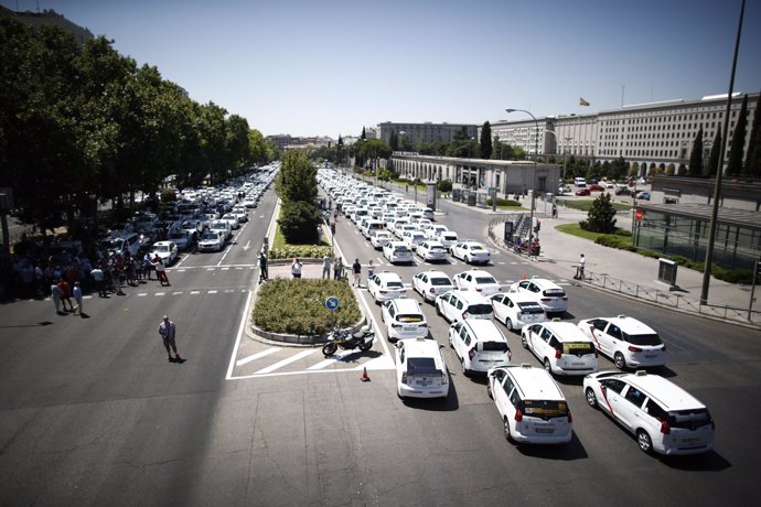Taxistas se concentran en el Paseo de la Castellana de Madrid frente al Minister