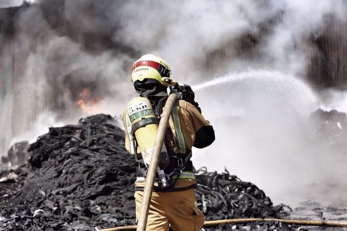 Un bombero ataca el fuego del polígono de Carrús