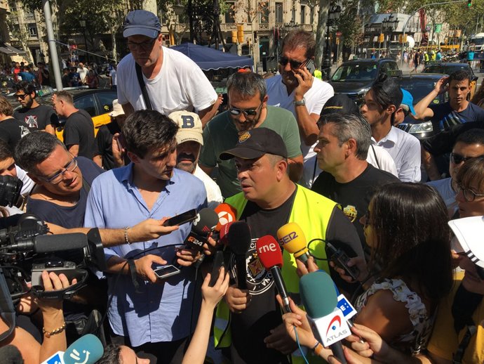 El portaveu d'Élite  Taxi, Alberto Álvarez, davant els mitjans