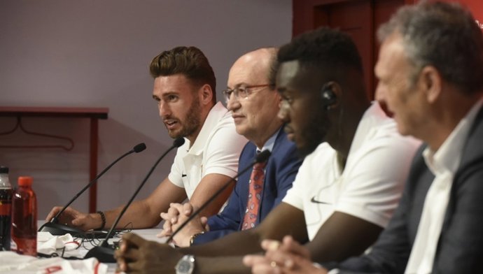 Sergi Gómez en su presentación con el Sevilla