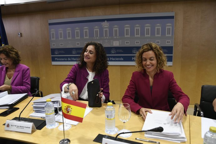 La ministra de Hacienda, María Jesús Montero, y la ministra de Política Territor