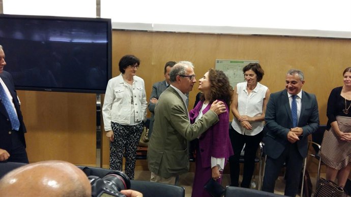 Gimeno saluda a la ministra de Hacienda, María Jesús Montero