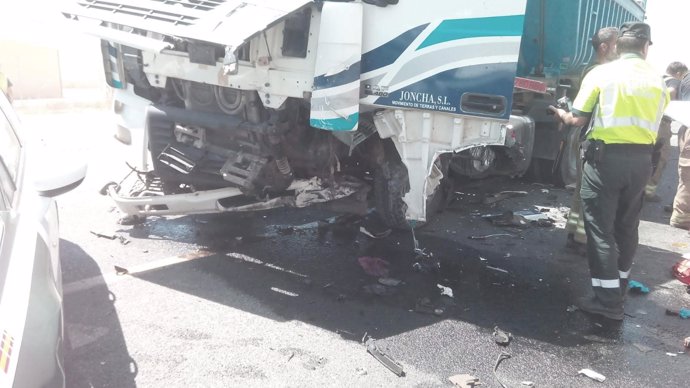 Camión implicado en el accidente mortal en la N-IV en Dos Hermanas