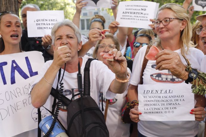 Manifestación en Madrid de afectados por la empresa de odontología iDental