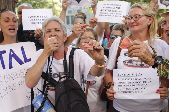 Manifestació a Madrid d'afectats per l'empresa d'odontologia iDental