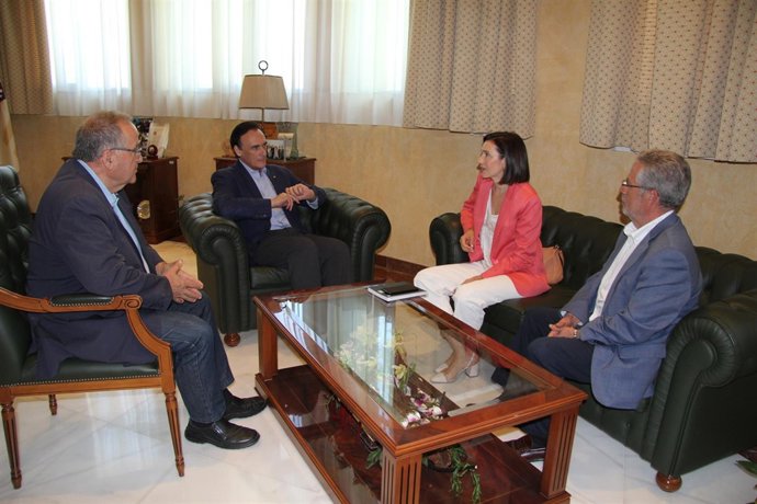 Pozo y Villamandos (centro), durante el encuentro mantenido