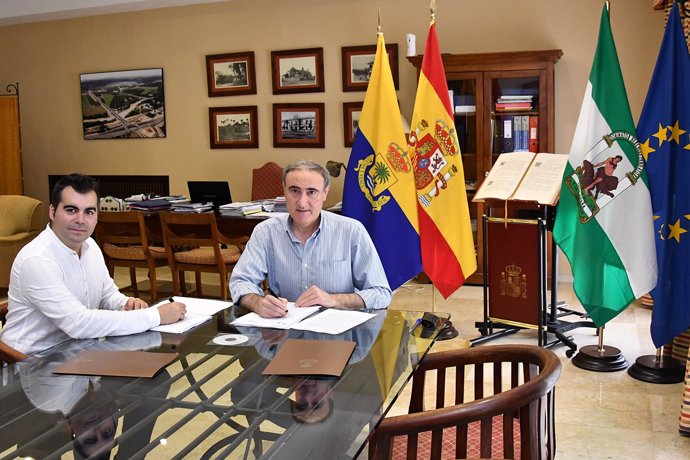 Ruiz Almenara (dcha.) y Martínez, durante la firma del contrato