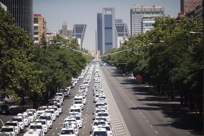 Taxistas se concentran en el Paseo de la Castellana de Madrid frente al Minister