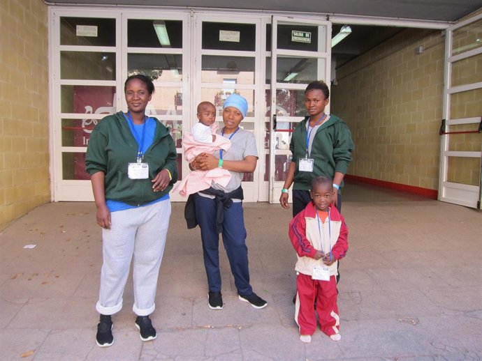 Inmigrantes con sus hijos ante el Pabellón de Vistalegre la pasada semana