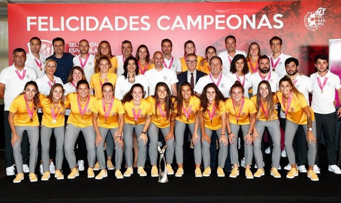 Guirao, junto a la cúpula de la RFEF y las jugadoras de la selección sub-19
