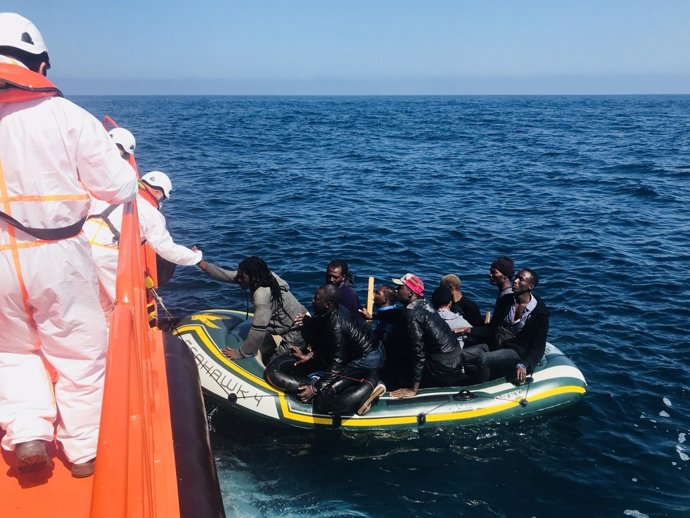 Rescate patera con inmigrantes por Salvamento Marítimo