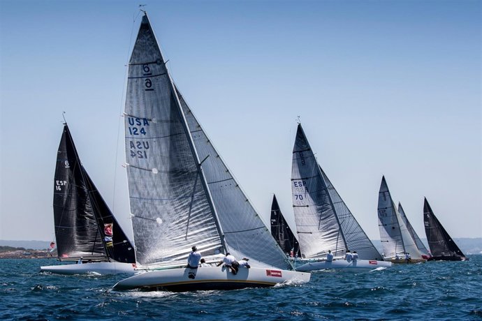 La flota de 6M Modernos, compitiendo en la bahía de Palma