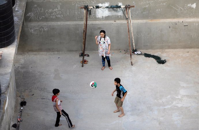 Niños jugando en una azotea de la Franja de Gaza