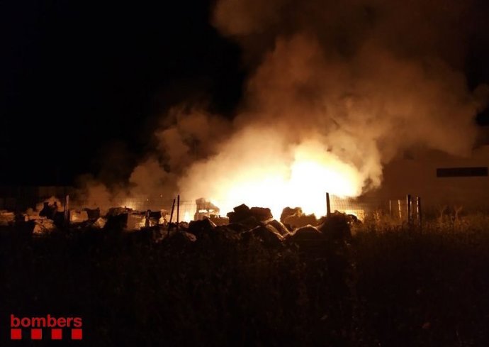 Extingeixen un incendi a l'exterior d'una nau de Sant Pere Sallavinera