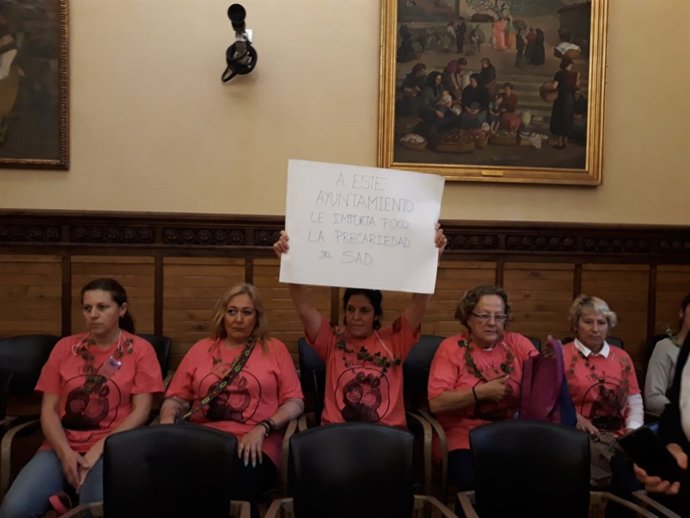 PROTESTA DE LAS TRABADORAS DE AYUDA A DOMICILIO EN EL PLENO DE GIJÓN