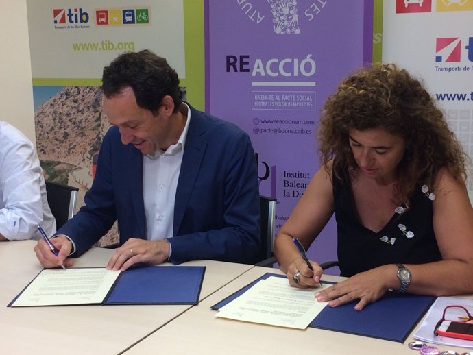 Los consellers Marc Pons y Pilar Costa firman un convenio