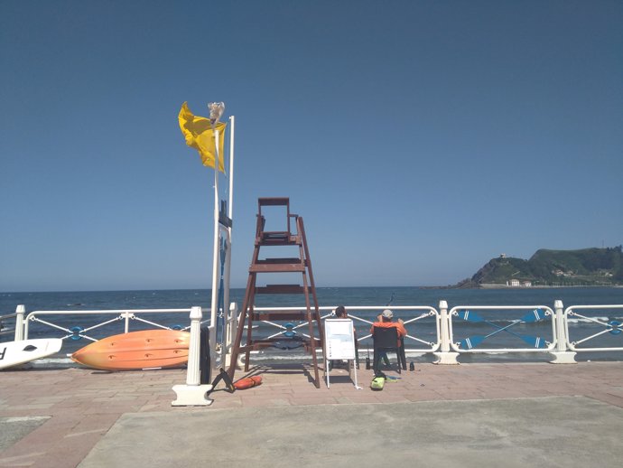 Bandera amarilla, playa, salvamento, Ribadesella, verano, socorrista, turismo