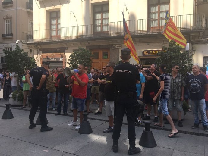 Taxistas se concentran frente al Palau para recibir a Ábalos 