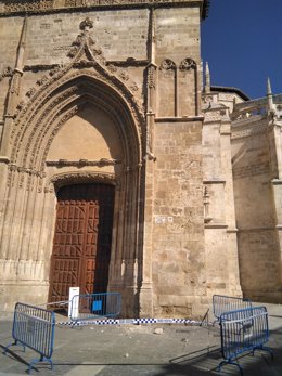 Puerta de los Novios y piedra desprendida 1-8-2018